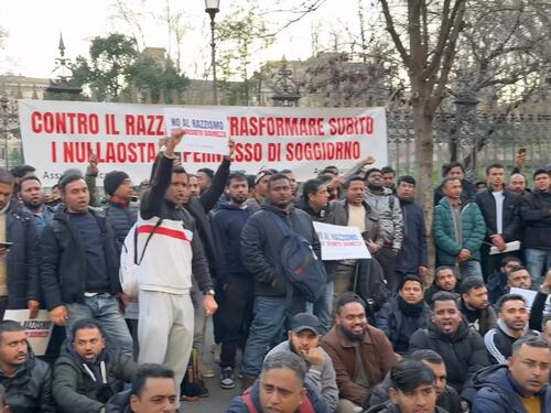 Protesta dei bengalesi: "Dateci il permesso di soggiorno". Anche senza lavoro