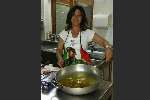 Puglia, bufera sulla vicesindaca col grembiule di Mussolini