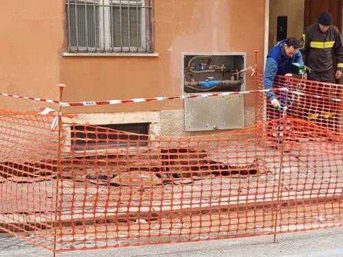 Si apre una voragine sul marciapiede. Evacuati palazzo e negozi vicino al Colosseo