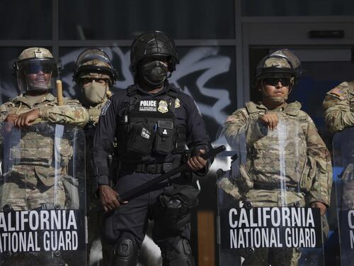 Coprifuoco a Los Angeles: 400 arresti. Casa Bianca: irregolari a Guantanamo fake news