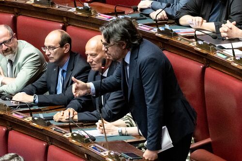 Meloni, infamia M5S contro Giorgia. “Lei con le ginocchiere” e la figuraccia di Ascani