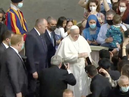 Papa Francesco senza mascherina stringe mani ai fedeli assembrati