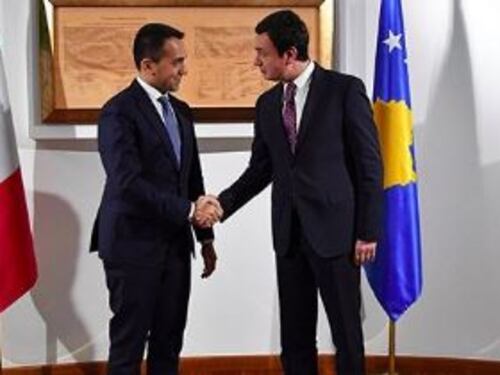 Di Maio ci ricasca: che errore di grammatica dopo l'incontro in Kosovo. Poi si corregge ma...