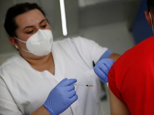 Covid, la speranza per la vittoria in due farmaci antivirali. Il farmacologo boccia l'Ivermectina