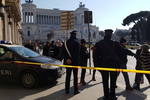 Piazza Venezia, cadono calcinacci sul marciapiede pieno di turisti