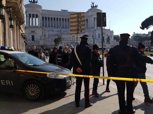 Piazza Venezia, cadono calcinacci sul marciapiede pieno di turisti