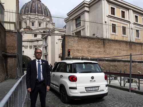 Papa Francesco, primo giorno in Vaticano dopo il ricovero. L’esperto: “Niente celebrazioni di Pasqua”