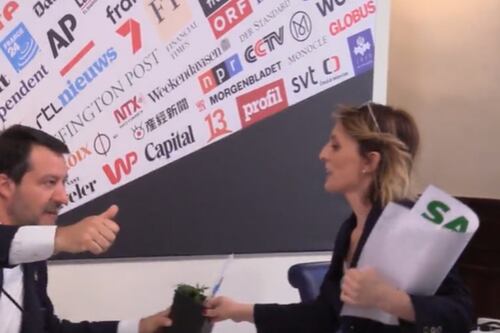 Matteo Salvini, blitz della candidata pro cannabis: "Censura questo", come replica il leader della Lega