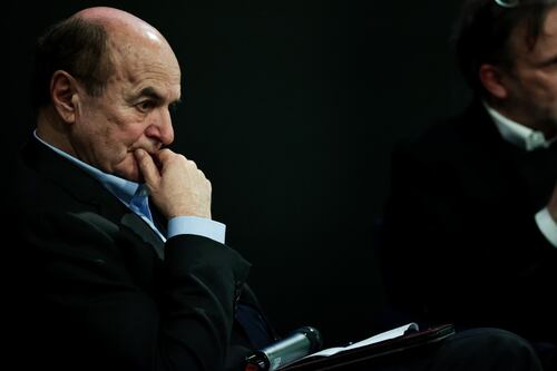 DiMartedì, l'imbarazzo di Bersani per D'Alema in Cina: "L'hanno invitato...". Gelo in diretta