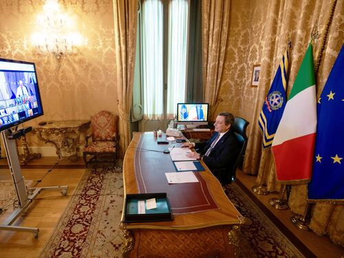 Covid, Mario Draghi all'inglese sui vaccini: dare priorità alle prime dosi