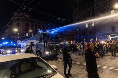 Bologna, altra violenza contro gli agenti: 6 feriti e 13 fermati. Pure Lepore li molla