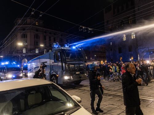 Bologna, altra violenza contro gli agenti: 6 feriti e 13 fermati. Pure Lepore li molla