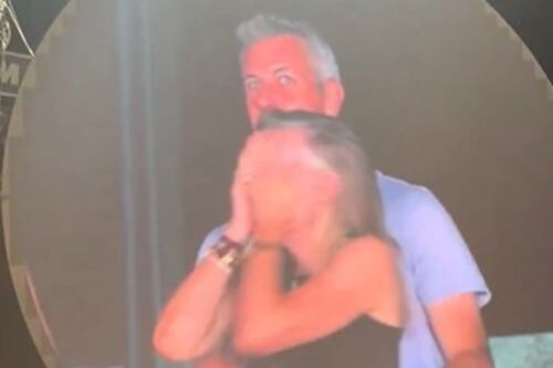 Kiss cam traditrice, sospesi dal lavoro i due amanti pizzicati al concerto