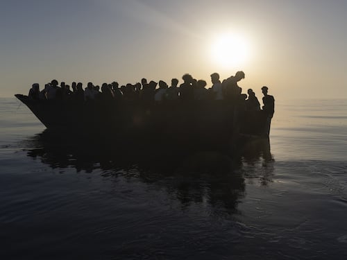 Lampedusa, 392 migranti sbarcati oggi sull'isola, hotspot al collasso