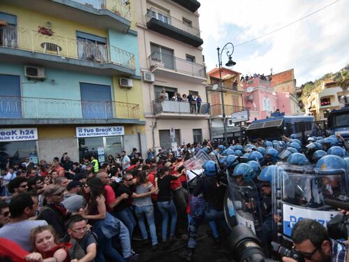 Taormina, cariche e fumogeni al corteo "No G7"