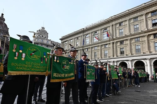Alpini a Genova, scattano le spedizioni dei centri sociali: "Ruba la penna"