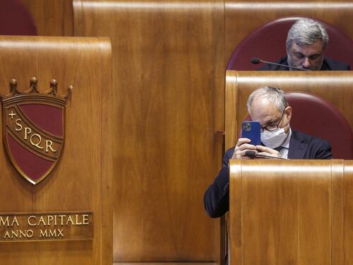 A Roma "gli occupanti avranno la residenza". La direttiva pro-abusivi di Gualtieri