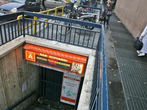Non funzionano le scale mobili. Stazione metro San Giovanni chiusa per ore