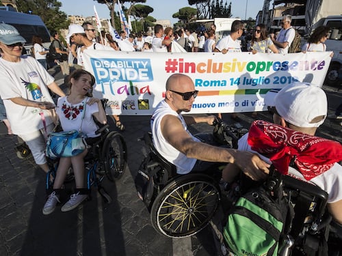 Dopo il questionario della vergogna un'altra beffa per i familiari dei disabili: assegni di cura dimezzati
