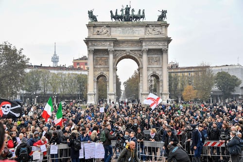 Scontri alla manifestazione di Milano: i no-green pass entrano in Piazza Duomo nonostante i divieti