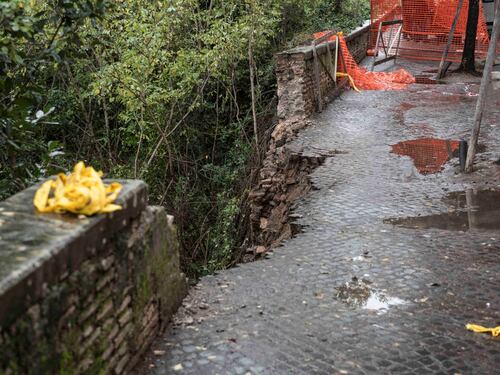 Crolla il muro della terrazza, paura nei giardini del Pincio