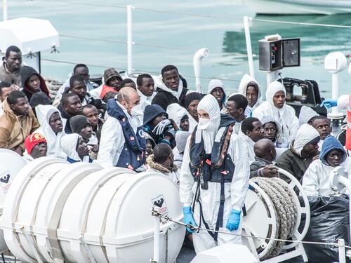 Neanche a Natale si fermano gli sbarchi di migranti: invasione di clandestini in Italia