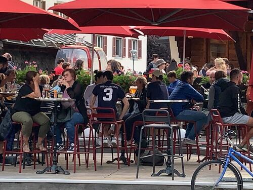 Beati i francesi: al bar senza mascherine né distanziamento. E gli affari volano