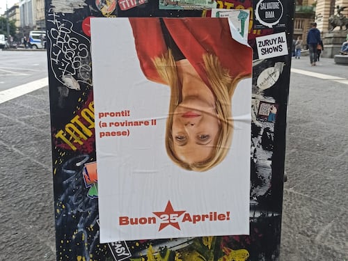 Festa del 25 aprile, a Napoli spuntano manifesti con Meloni a testa in giù