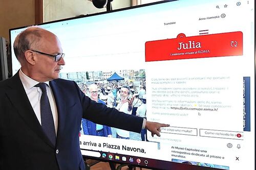 La "cotta" di Gualtieri per l'assistente Ai Julia. Presentata tre volte in 15 mesi