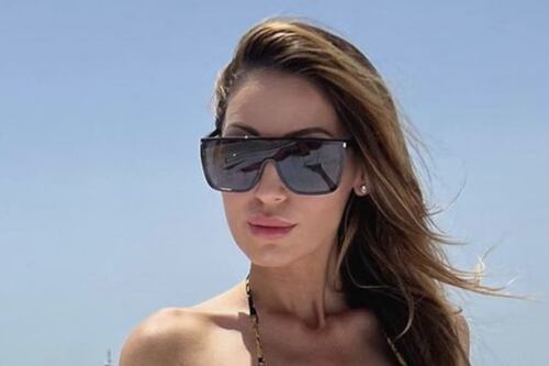 Anna Tatangelo in vacanza a Taormina, le foto sullo yacht sono pazzesche