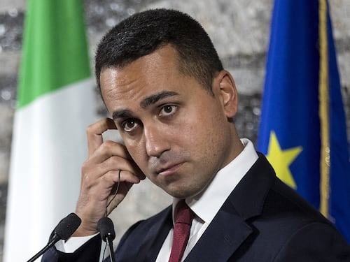 Luigi Di Maio sposta l'obiettivo dai ristoranti e ricomincia la lagna (finta) sugli onorevoli stipendi