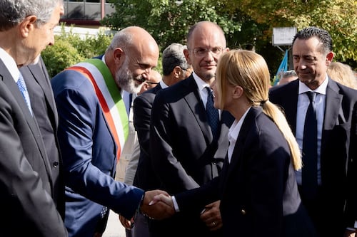 Parla il sindaco di Amatrice: «Nessuna messinscena. È vergognoso speculare sul dolore degli anziani»