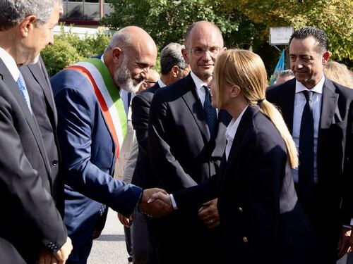 Parla il sindaco di Amatrice: «Nessuna messinscena. È vergognoso speculare sul dolore degli anziani»