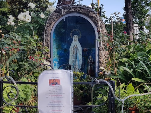 Via Schopenhauer, nelle case popolari spunta la Madonnina miracolosa