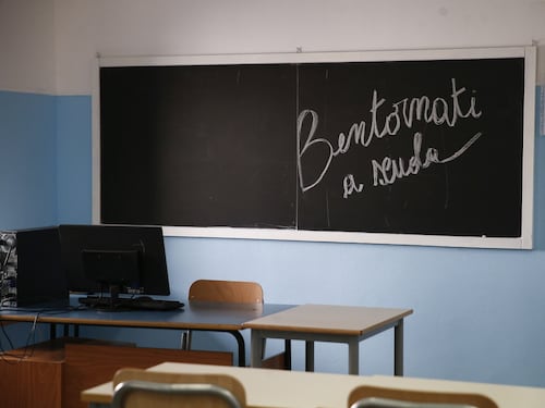 Sciopero al primo giorno di scuola contro il green pass. I presidi bocciano il doppio turno