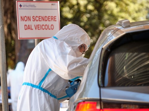 Altro che velocità, il drive in per il tampone è un incubo: al Forlanini la fila non si sblocca da ore