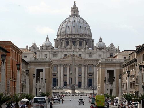 Cinquantenne si dà fuoco in piazza San Pietro