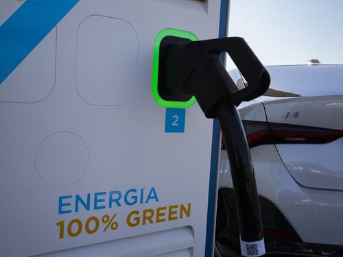 Stop alle auto a benzina dal 2035, l'Europa conferma la scadenza