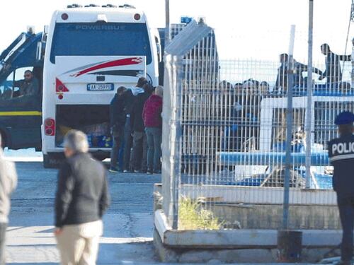 Migranti, la Cassazione cassa se stessa. Torna lo stop: "Sull’Albania decide la Corte Ue"