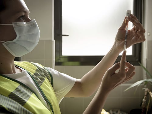Covid, Ema dà l'ok al vaccino contro la variante Omicron 5