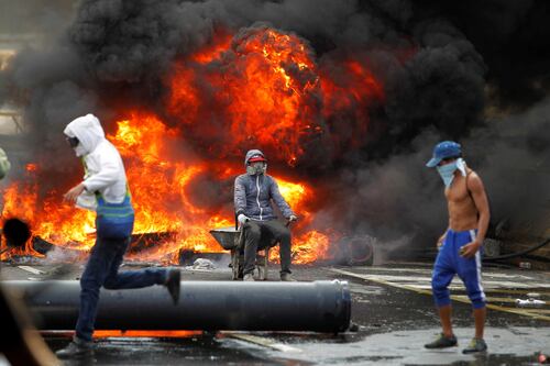 Venezuela, Maduro reprime la rivolta contro il regime: scontri e morti