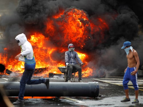Venezuela, Maduro reprime la rivolta contro il regime: scontri e morti