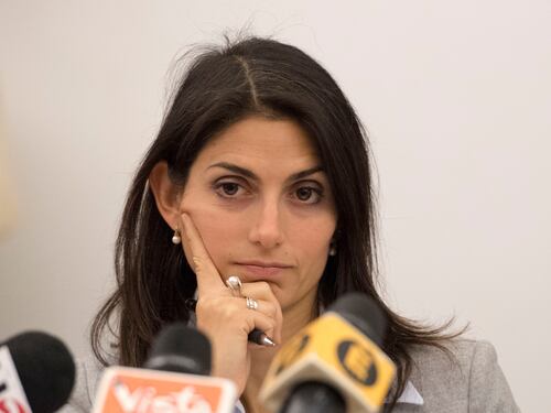 Raggi contro Zingaretti: Roma al collasso per colpa sua