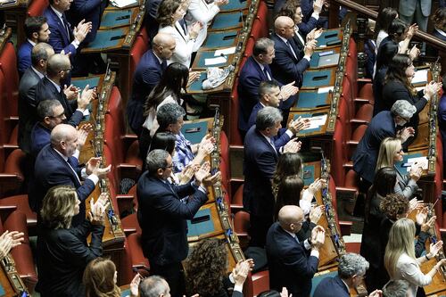 Il bluff della casta: meno deputati alla Camera, ma stessa spesa