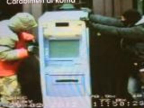 Entrano in banca e portano via il bancomat