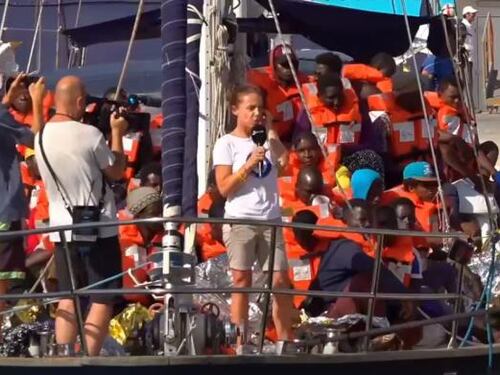 Indagato il capitano della Alex. Malta fa sbarcare i 65 della Alan Kurdi