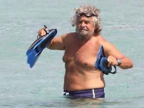 Grillo predica: eliminiamo tutto il superfluo. E va in vacanza a Malindi