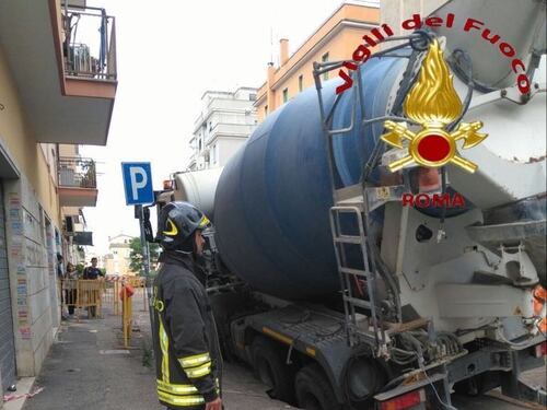 Nuova voragine a Centocelle e la betoniera finisce in buca