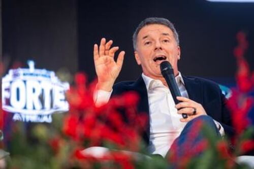 Renzi contro tutti ad Atreju. Show con Casellati e Calderoli. Crosetto "lo solleva" dal palco