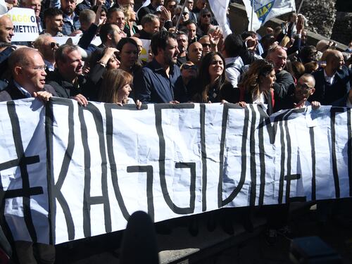 "Liberiamo Roma", blitz di Salvini in Campidoglio per cacciare la Raggi